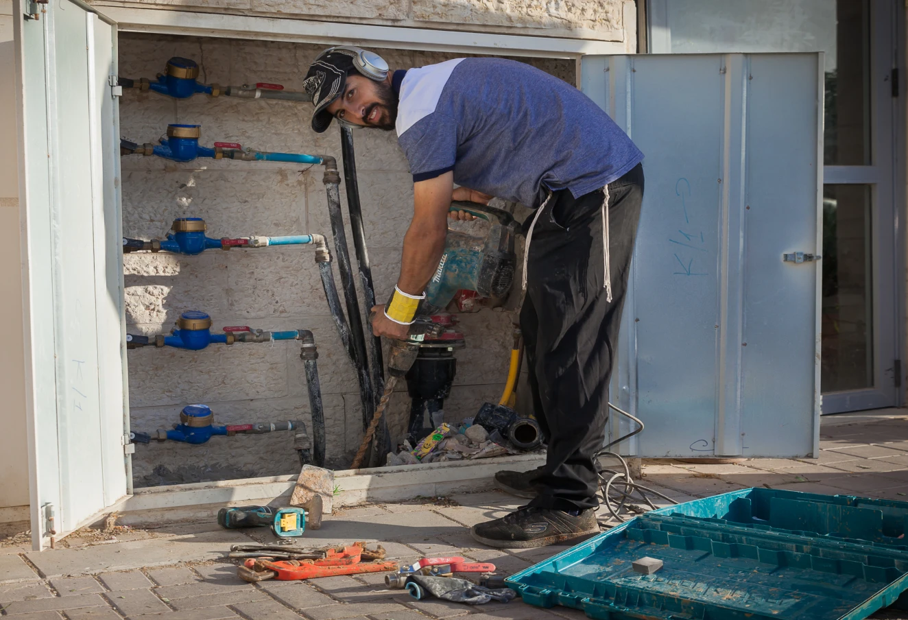 Master Plumber Ariel Baror